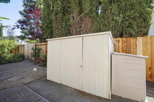 220 Daylight Pl, Danville CA: https://media.crmls.org/mediaz/e58f3df7-2ee8-4580-83b6-303dce0b26b0.jpg