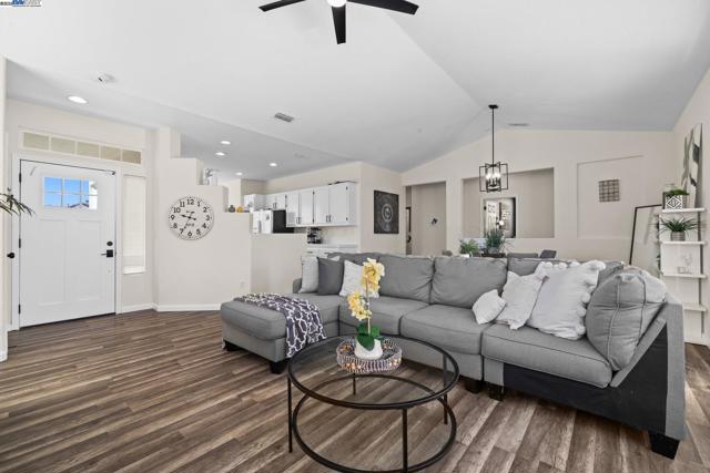 762 Rubier Way, Rio Vista CA: https://media.crmls.org/mediaz/e58f51d1-1a10-4a3f-86a3-19a8996ce6eb.jpg