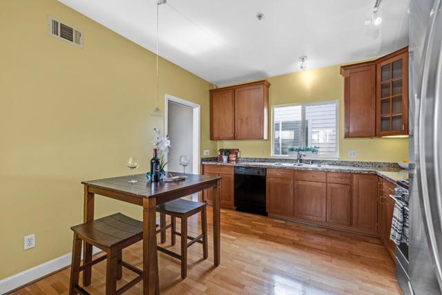 3246 21st Street, San Francisco CA: https://media.crmls.org/mediaz/e5907f7a-6ce3-4914-aae1-7be2bd6f55ab.jpg