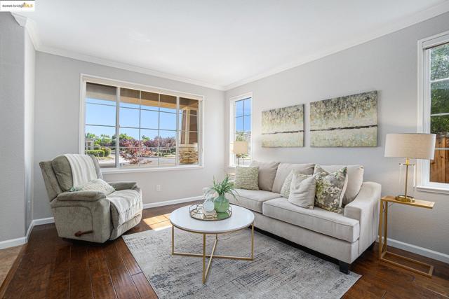 1139 Jordan Ct, Brentwood CA: https://media.crmls.org/mediaz/e590f008-ab43-4d67-b2c1-a99f65bd12f1.jpg