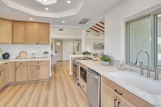 12880 Circulo Dardo, San Diego CA: https://media.crmls.org/mediaz/e5912176-7e8b-4be8-b368-82ae1e9a2cc8.jpg