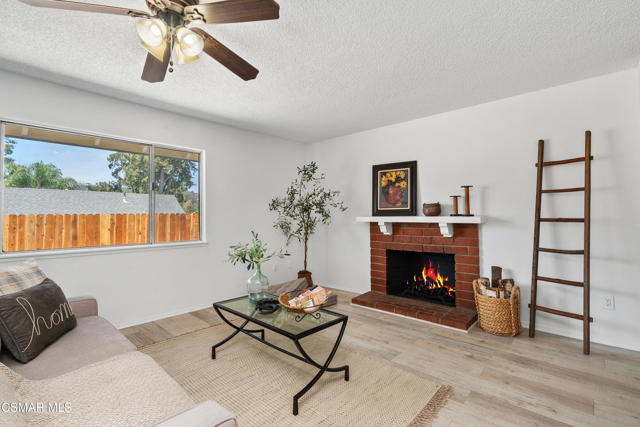 951 Tapies Court, Newbury Park CA: https://media.crmls.org/mediaz/e5912fed-86b5-40ec-9523-c7d666eb13a1.jpg