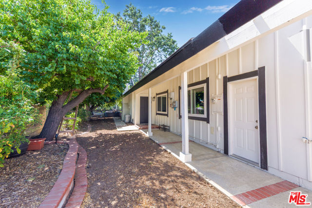 5735 Lake Lindero Drive, Agoura Hills CA: https://media.crmls.org/mediaz/e59158e5-af31-497d-80b1-c4acf3e33961.jpg