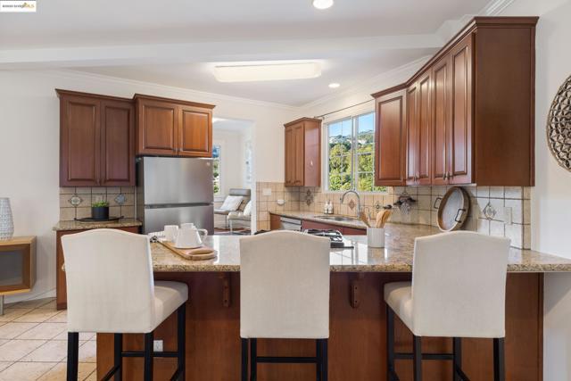 5668 Buena Vista Ave, Oakland CA: https://media.crmls.org/mediaz/e59275bc-7404-4aa2-a852-c0c254cc5c95.jpg