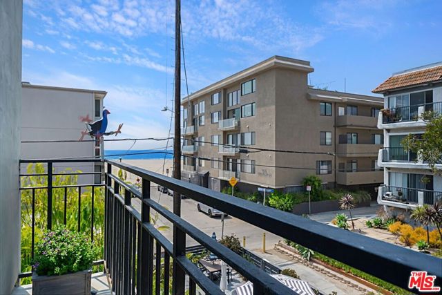 20 1/2 NORTHSTAR Street, Marina del Rey CA: https://media.crmls.org/mediaz/e592c51f-0750-4528-b7af-46fa141f6442.jpg