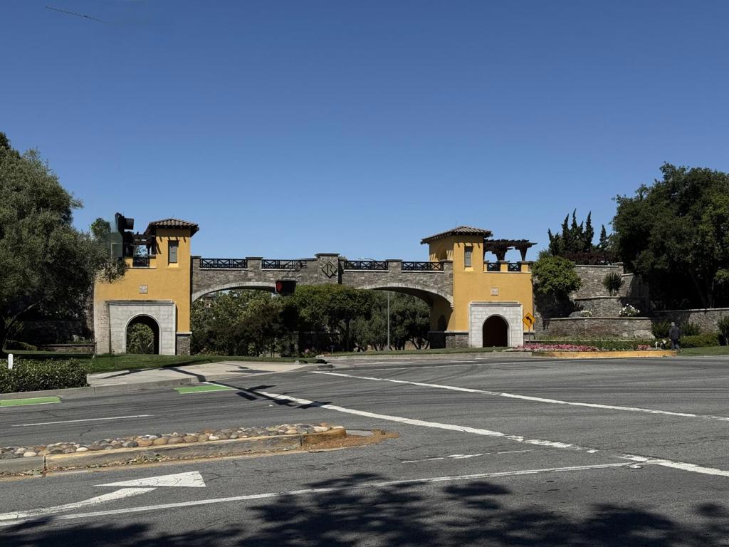 https://media.crmls.org/mediaz/e5931e6c-c5d9-4958-abc3-1eba6611d1e7.jpg?preset=X-Large