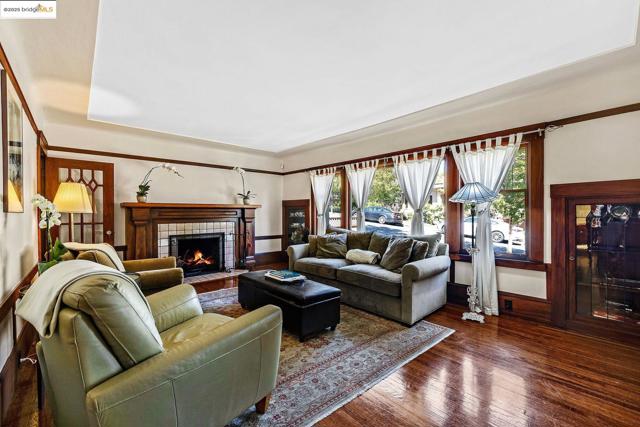1047 Ranleigh Way, Piedmont CA: https://media.crmls.org/mediaz/e59395bb-ab83-48d7-a654-7455672ea8c3.jpg