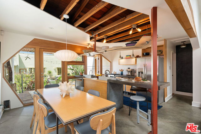 2311 Glencoe Avenue, Venice CA: https://media.crmls.org/mediaz/e593c055-ae38-4748-91c7-a04285642901.jpg