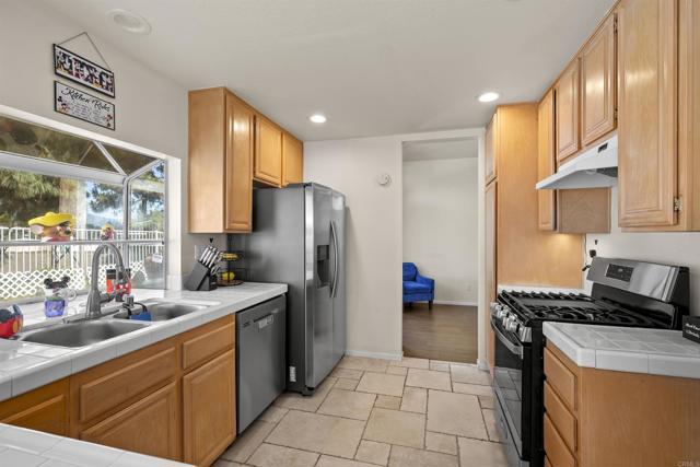 845 RIDGEWATER DR, Chula Vista CA: https://media.crmls.org/mediaz/e5943b12-c4b6-4f0f-9a2c-52b15626c6d9.jpg