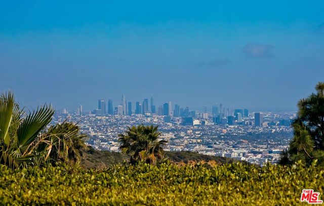 2224 Hercules Drive, Los Angeles CA: https://media.crmls.org/mediaz/e5944c8c-e53c-4464-8475-eeb00a8ecb39.jpg