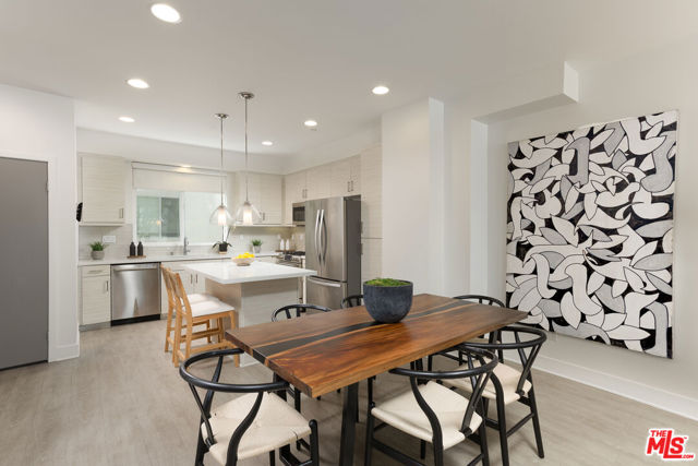 6067 W Studio Court, Los Angeles CA: https://media.crmls.org/mediaz/e594c167-6a20-4433-abd1-82081c13f960.jpg