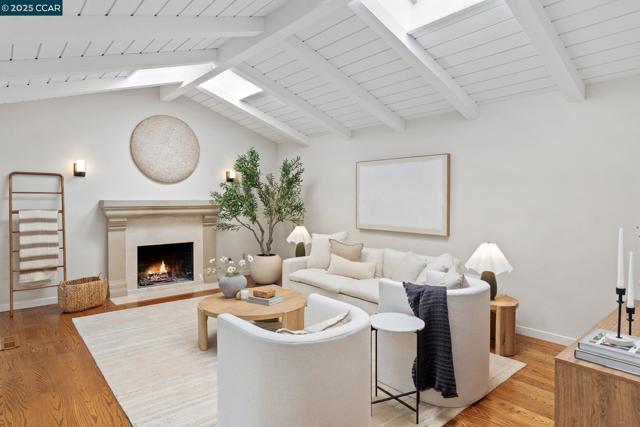131 Clover Hill Court, Danville CA: https://media.crmls.org/mediaz/e595e1c6-9a9a-4d95-9029-503c42e85f18.jpg