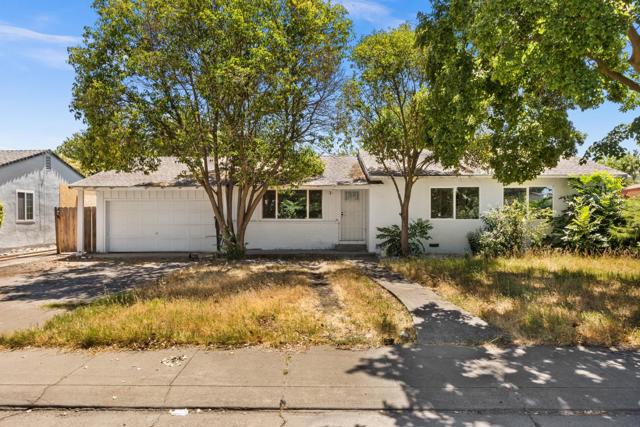 212 E Longview Avenue, Stockton CA: https://media.crmls.org/mediaz/e5966e6e-8a6a-4df6-a4a2-51ccf355a6c1.jpg