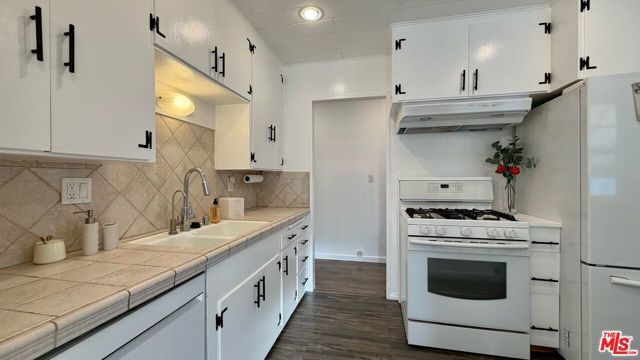 6257 Alcove Avenue, North Hollywood CA: https://media.crmls.org/mediaz/e59826da-c474-4fad-9f5f-d927367b216c.jpg