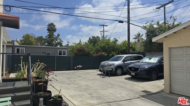 4514 W 11th Place, Los Angeles CA: https://media.crmls.org/mediaz/e598f92f-5de6-4243-9ef2-c109fecd8bab.jpg