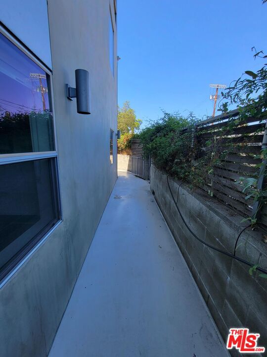 5806 Waring Avenue, Los Angeles CA: https://media.crmls.org/mediaz/e599533f-eef9-411e-b593-9ec40253929a.jpg