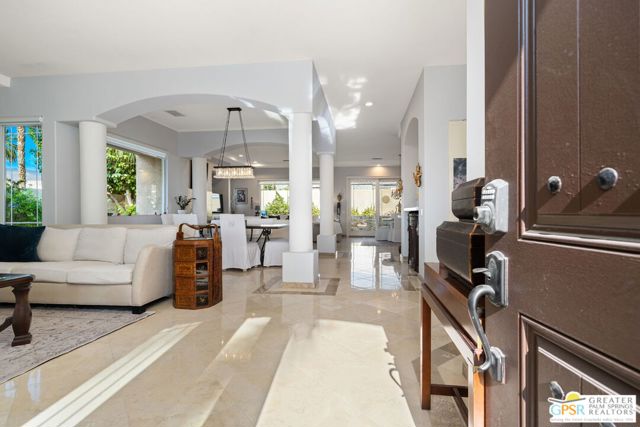 47925 Via Livorno, La Quinta CA: https://media.crmls.org/mediaz/e599e235-e845-4b9e-9652-f7422baf5ce7.jpg