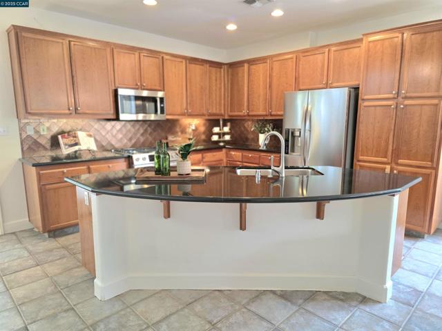 139 Camden Lane, Hercules CA: https://media.crmls.org/mediaz/e59a2311-0a1d-4c5f-b5c3-a01b6c07f9ff.jpg