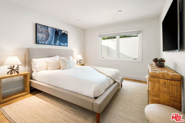 2612 Wallingford Drive, Beverly Hills CA: https://media.crmls.org/mediaz/e59a6d3e-86f8-4092-a418-bc0dfd431641.jpg