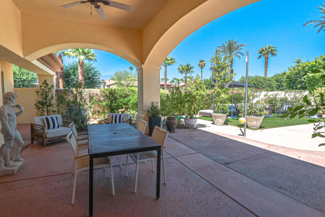 16 Villaggio Place, Rancho Mirage CA: https://media.crmls.org/mediaz/e59aade3-0998-48bb-ab5a-f0ad34a4f850.jpg
