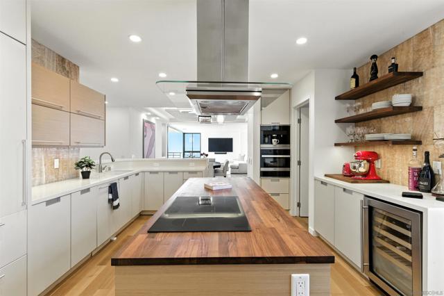 700 Front St, San Diego CA: https://media.crmls.org/mediaz/e59b1e50-002f-4f6b-8318-2f9dddf385c1.jpg
