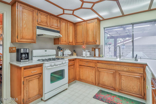 11820 Doral Avenue, Porter Ranch CA: https://media.crmls.org/mediaz/e59c06ce-bc22-42c6-bacc-22123bc49518.jpg