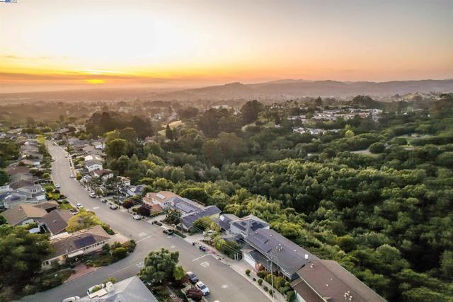 3218 Oakes Dr, Hayward CA: https://media.crmls.org/mediaz/e59c755e-2dbf-465f-ba13-a4382c950546.jpg