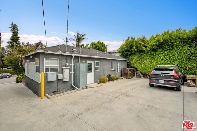 828 Hill Street, Santa Monica CA: https://media.crmls.org/mediaz/e59d179b-8049-47af-a759-02a36dbd811c.jpg
