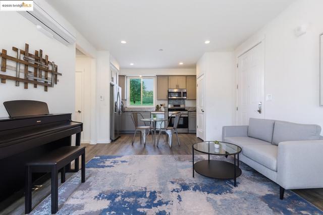2600 Wildflower Station Pl #72, Antioch CA: https://media.crmls.org/mediaz/e59dd798-6422-4df9-aac2-747d7286a065.jpg