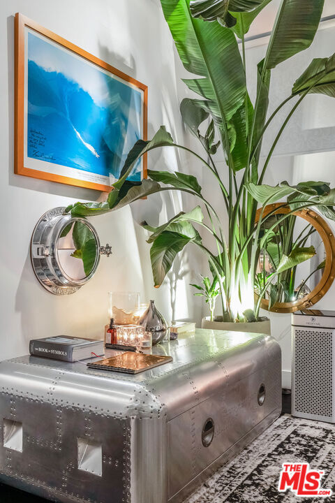 2513 Lincoln Boulevard, Venice CA: https://media.crmls.org/mediaz/e5a0101e-0e05-4429-b5c1-373150ca5c97.jpg