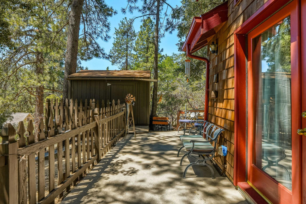 https://media.crmls.org/mediaz/e5a06610-076c-4751-905e-83109a7288fc.jpg?preset=X-Large