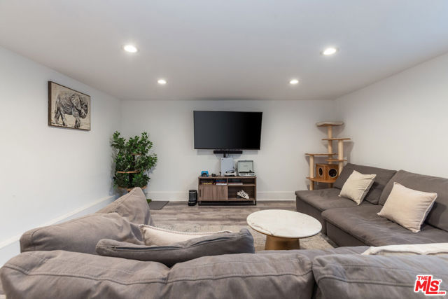 10315 Fairgrove Avenue, Tujunga CA: https://media.crmls.org/mediaz/e5a08c9a-2592-463c-95d5-c7ed61035ceb.jpg