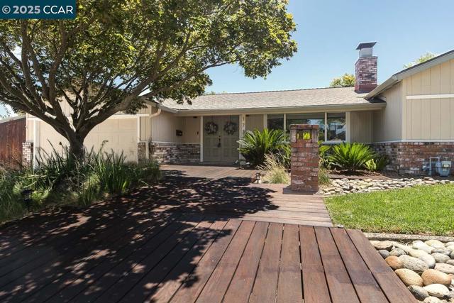 1736 Silverwood Dr, Martinez CA: https://media.crmls.org/mediaz/e5a1ded3-f5e9-42d6-937c-2afb1fd03f7e.jpg