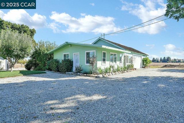 2280 Concord Ave, Brentwood CA: https://media.crmls.org/mediaz/e5a3195f-20b4-4596-98d2-80daafd7df6b.jpg