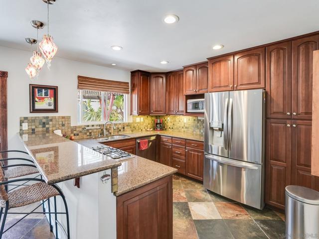 1080 Aloha Dr, Encinitas CA: https://media.crmls.org/mediaz/e5a441eb-72f6-455f-8708-ff4daf8c4aeb.jpg