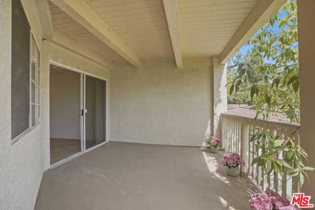 675 Oak Run Trail, Oak Park CA: https://media.crmls.org/mediaz/e5a45b68-ddb4-4b4b-b2ab-360edc150852.jpg