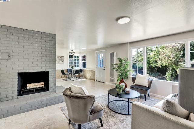 1551 Merced St, Richmond CA: https://media.crmls.org/mediaz/e5a496c7-d697-4d17-90c3-1b9eb5b006da.jpg