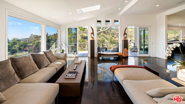 1415 Summitridge Drive, Beverly Hills CA: https://media.crmls.org/mediaz/e5a4ff80-bad2-4793-b04d-6e6aecfa3e18.jpg