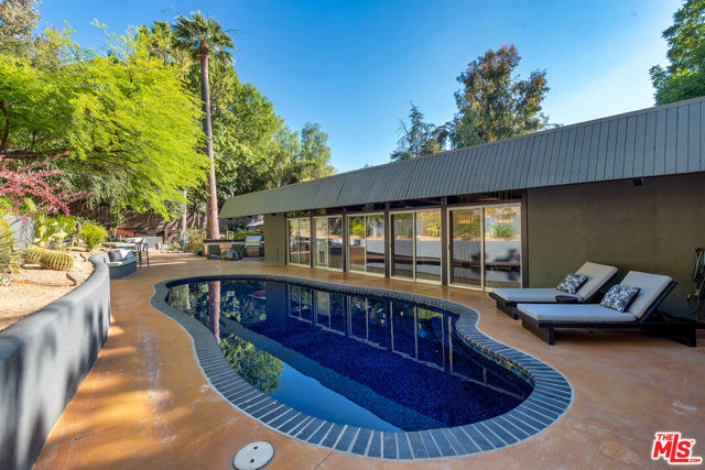4944 Hood Drive, Woodland Hills CA: https://media.crmls.org/mediaz/e5a50922-3c48-4733-b2b5-73f06fbd416a.jpg