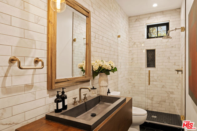 4447 Farmdale Avenue, Studio City CA: https://media.crmls.org/mediaz/e5a5df52-e0c9-4cb0-ba47-ec4b3ebdc25e.jpg
