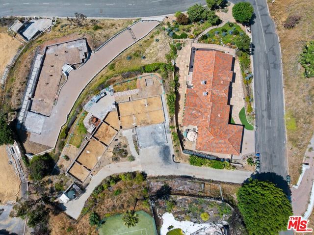 20740 Las Flores Mesa Drive, Malibu CA: https://media.crmls.org/mediaz/e5a6b201-49bd-4e85-8dfc-eb4810226679.jpg
