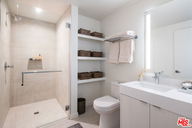 801 S OLIVE Street, Los Angeles CA: https://media.crmls.org/mediaz/e5a73a49-d58a-44d4-b694-3007b1745a76.jpg