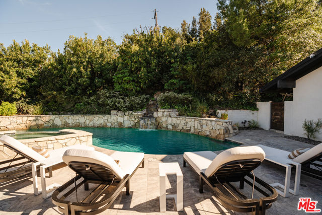 4 Buckboard Lane, Rolling Hills CA: https://media.crmls.org/mediaz/e5a76f34-254f-4168-bb6f-1d4b73100b0d.jpg