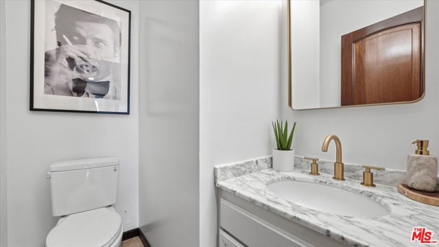 9249 Burton Way, Beverly Hills CA: https://media.crmls.org/mediaz/e5a7dcfe-267a-44a2-b61d-f1468ed88430.jpg