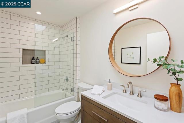 316 Village View Ct, Orinda CA: https://media.crmls.org/mediaz/e5a7f1e2-866f-4b0d-9d7a-663a62f53a37.jpg
