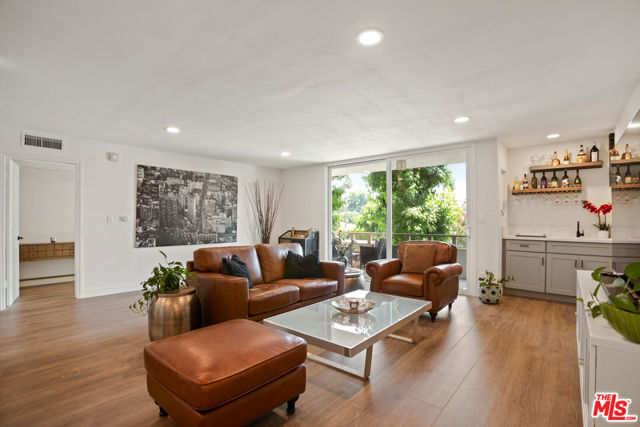 5215 Balboa Boulevard, Encino CA: https://media.crmls.org/mediaz/e5a80348-1d3d-4df6-987f-6b8b7d0bfa5b.jpg