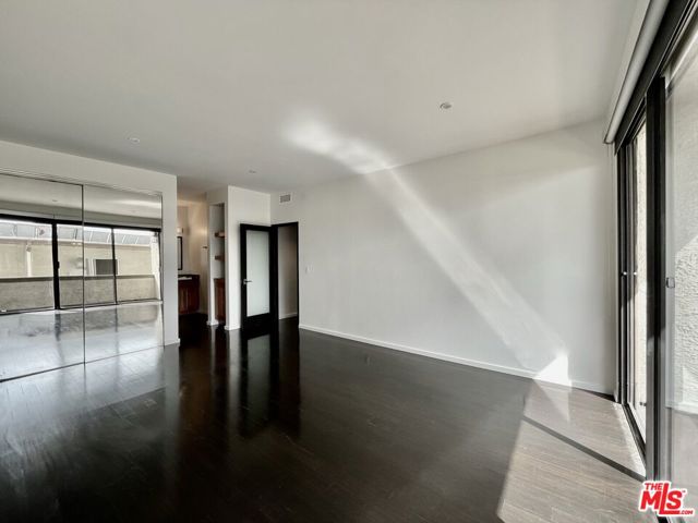 1505 Purdue Avenue, Los Angeles CA: https://media.crmls.org/mediaz/e5a81524-56eb-48eb-99fe-94e10aa159b8.jpg