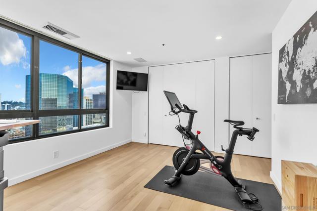 700 Front St, San Diego CA: https://media.crmls.org/mediaz/e5a9aee2-0394-4697-83f1-acc2dfbfa2f0.jpg