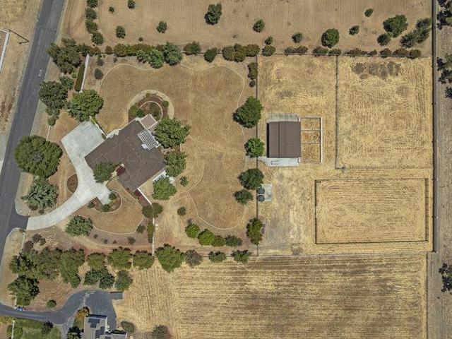 5636 Sundown Lane, Tres Pinos CA: https://media.crmls.org/mediaz/e5a9d108-3e01-4b69-a7a0-71240723ed38.jpg