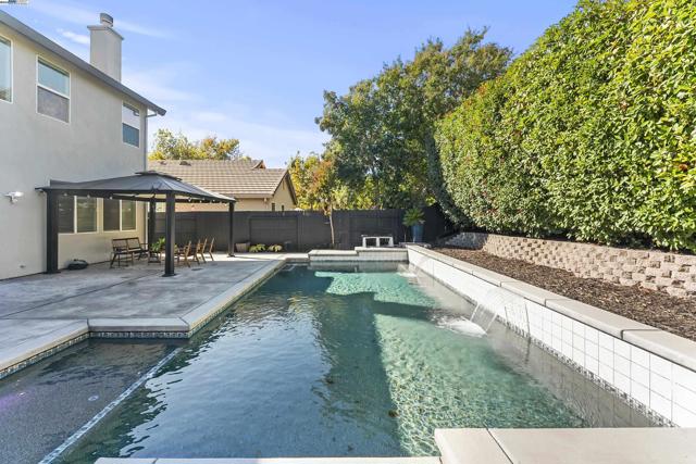 309 Aspen Ct, Roseville CA: https://media.crmls.org/mediaz/e5a9d5c6-5846-4e33-a7b1-294ca605355a.jpg